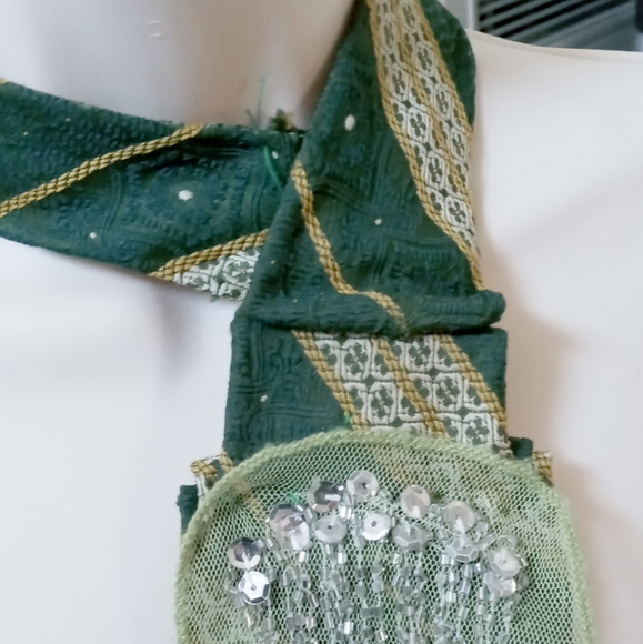 Vintage tie made into a neck piece it can be used as a statement piece and warm - Picture 2 of 6